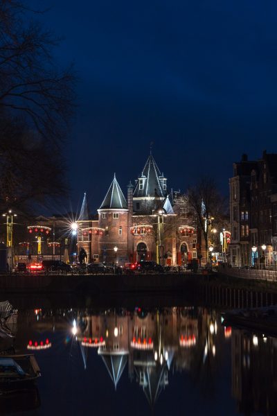 Amsterdam Waag Nieuwmarkt 2021 avondklok corona .